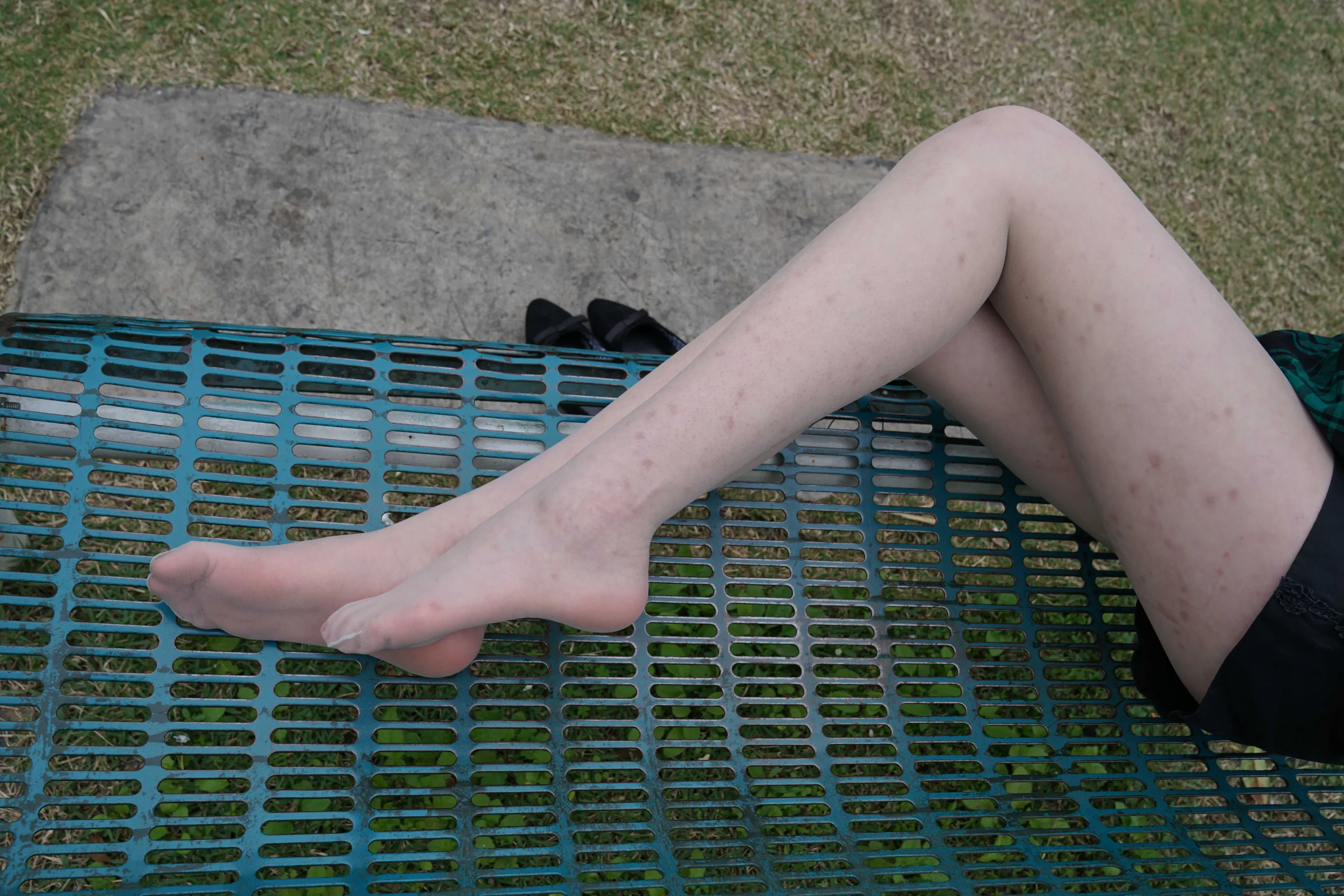 [Mzsock] NO.022 Xiao Zhang picks up a conversation with a high school student in the park and takes a direct photo of her silky feet street photography#[58P]-52