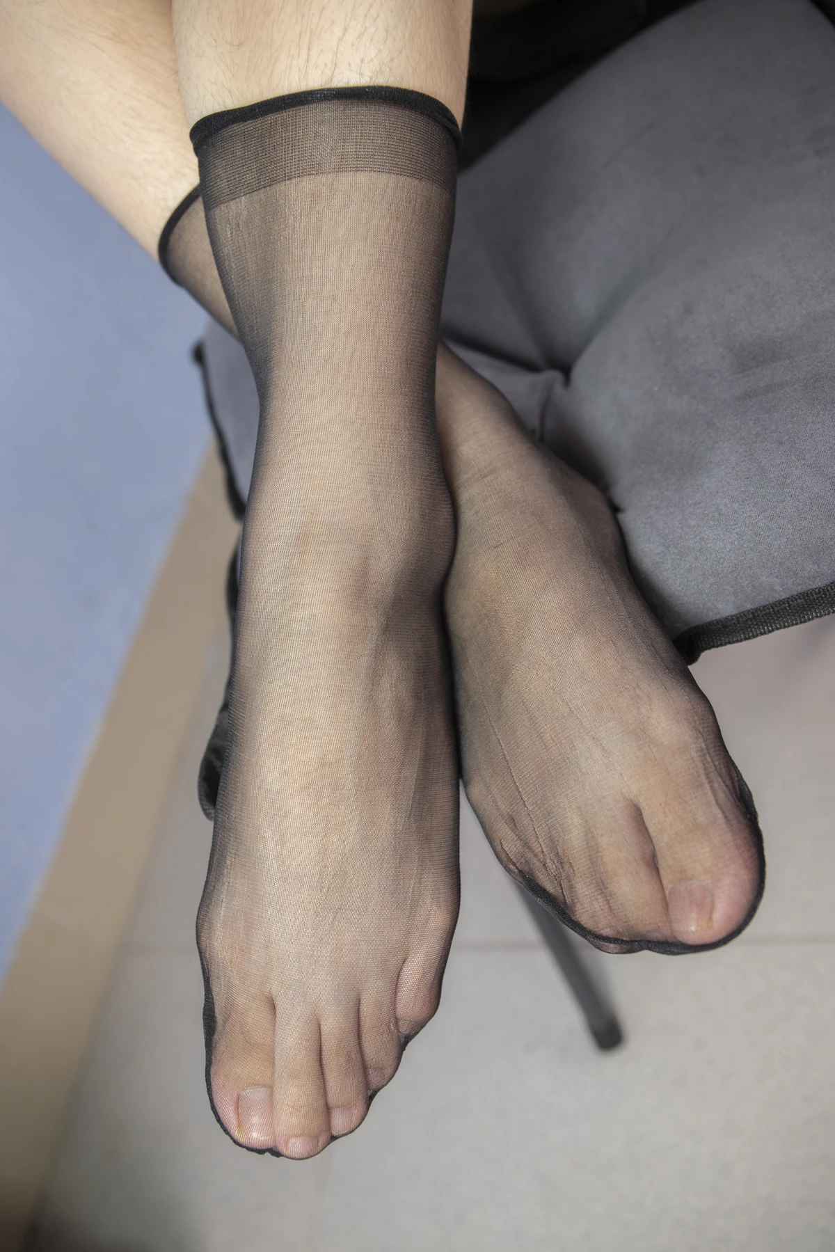 [Mzsock] NO.010 Model Peng Peng shows off her beautiful feet in transparent black stockings in the office, in various postures that are very tempting Southern football skills#[126P]-73